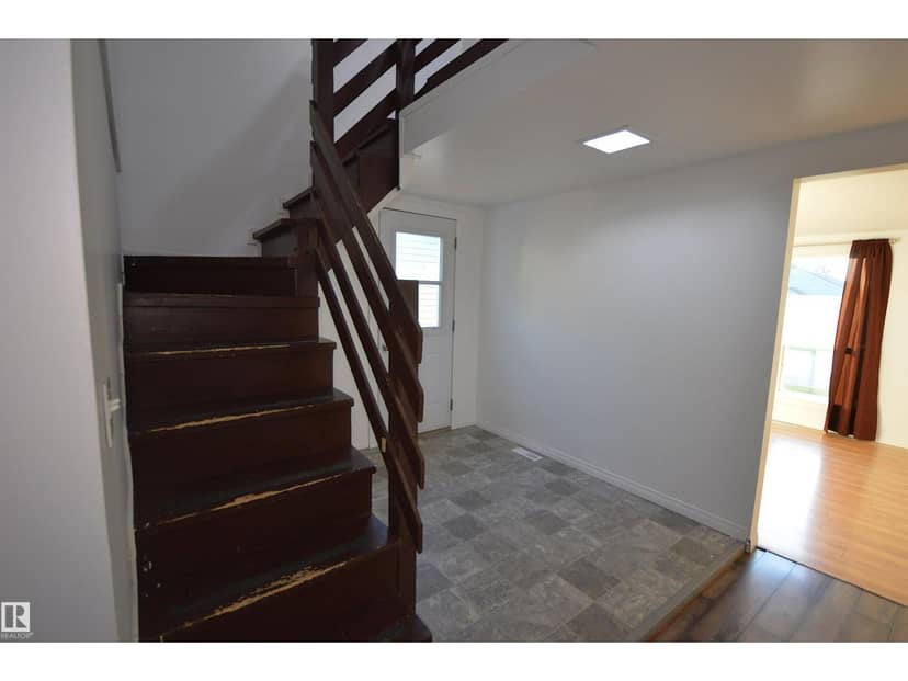 4909 52 ST — photo 14 of 40