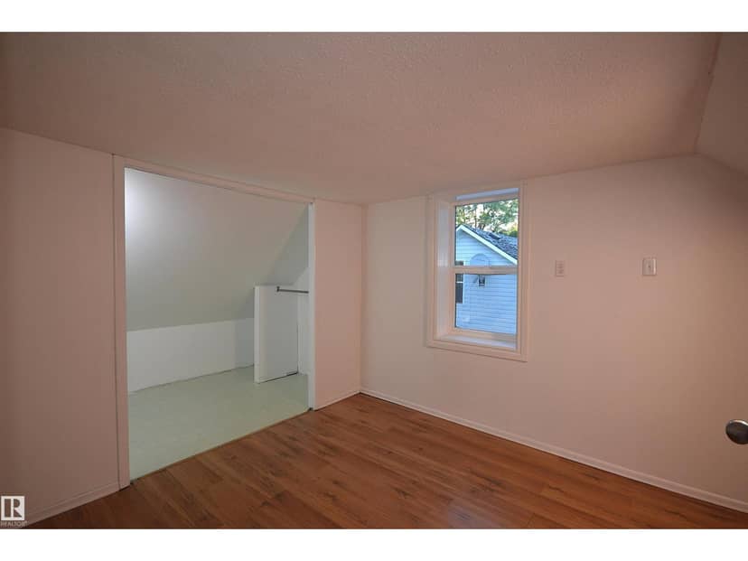 4909 52 ST — photo 33 of 40
