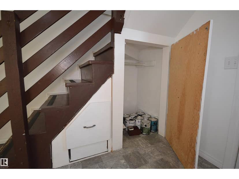 4909 52 ST — photo 37 of 40