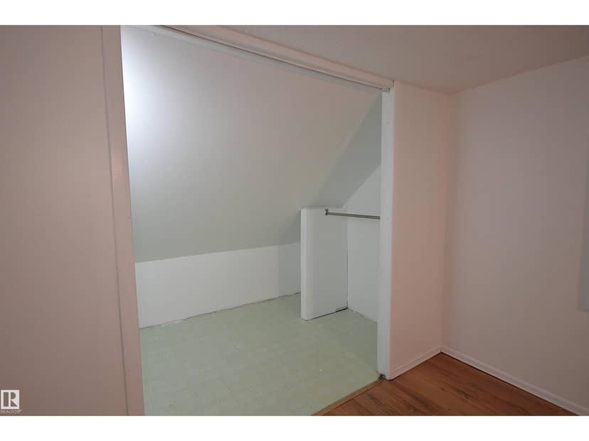 4909 52 ST — photo 34 of 40