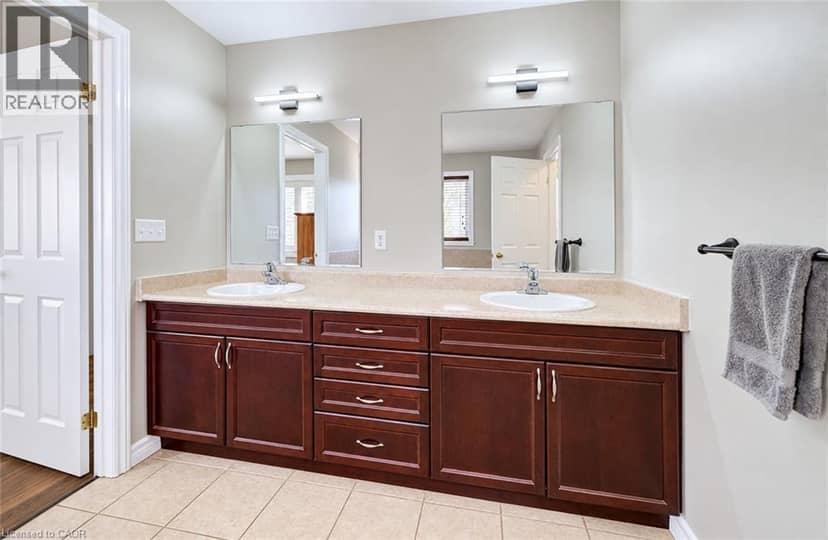 102 SCHWEITZER Crescent — photo 35 of 40