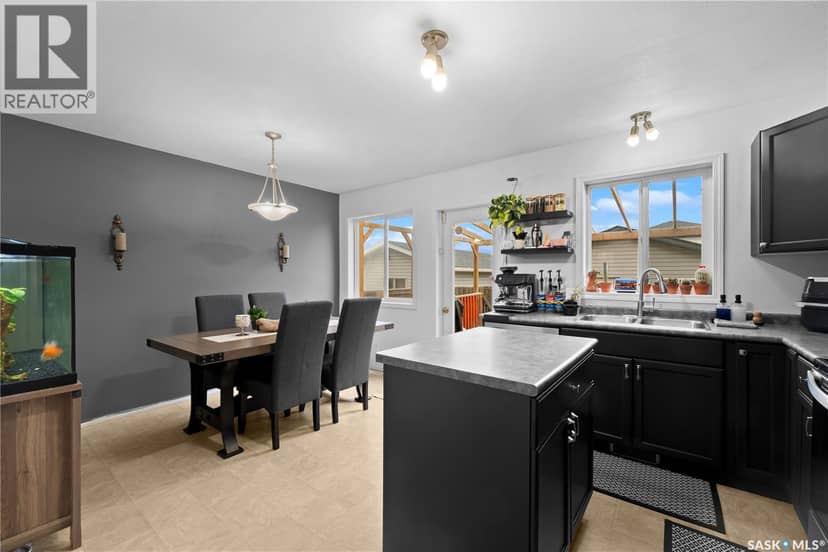 447 Blakeney CRESCENT — photo 13 of 40