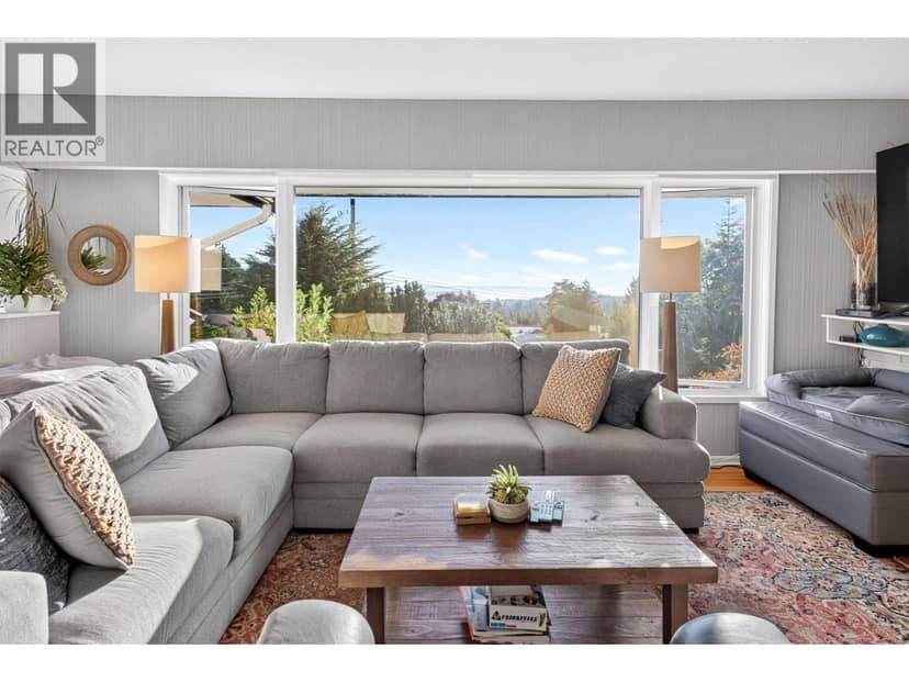 674 BLUERIDGE AVENUE, North Vancouver, photo 3