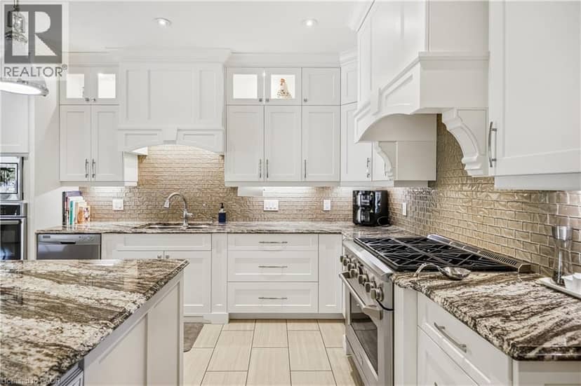 28 SANDALWOOD Crescent — photo 17 of 40