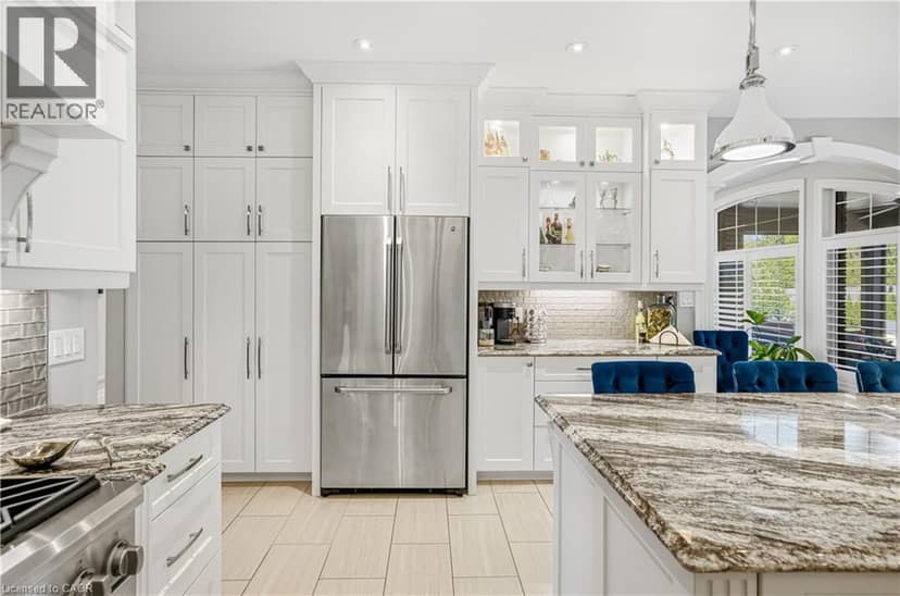 28 SANDALWOOD Crescent — photo 18 of 40