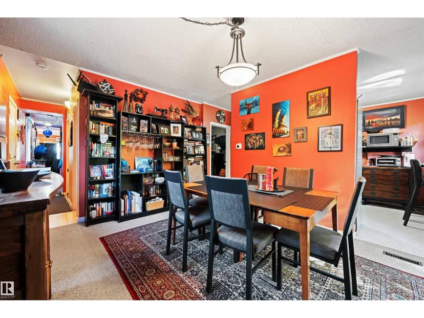 9851 85 AV NW — photo 21 of 39