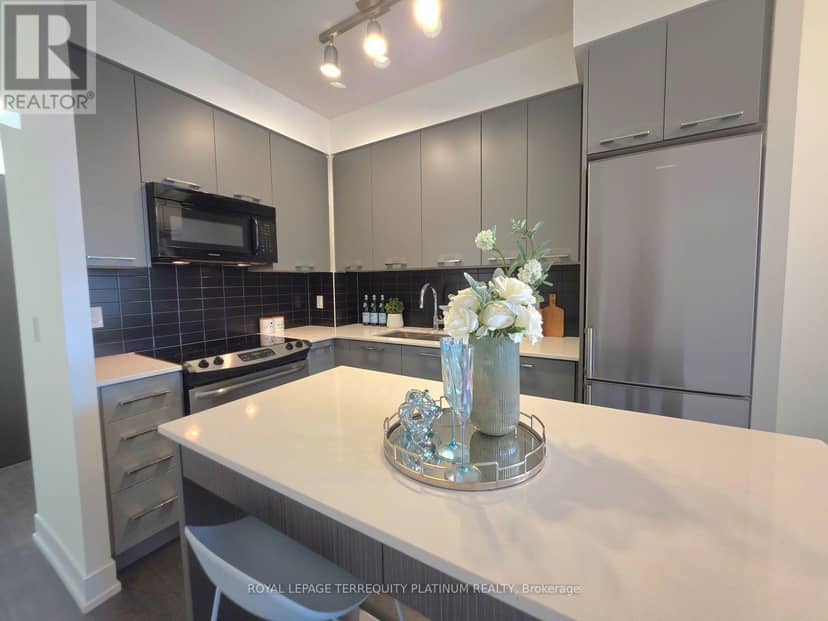502 - 9471 Yonge Street — photo 11 of 38