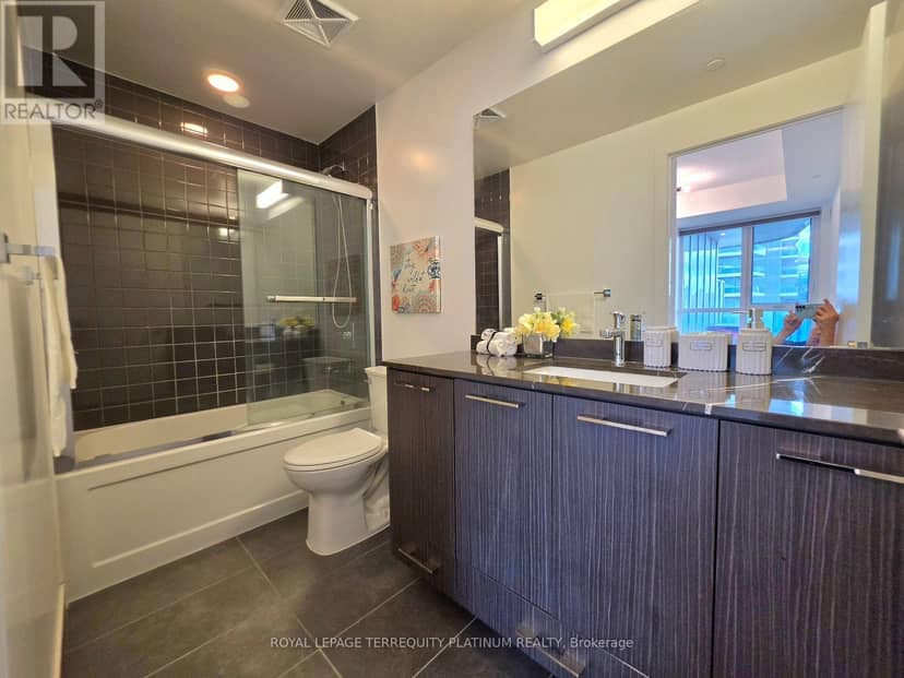 502 - 9471 Yonge Street — photo 15 of 38