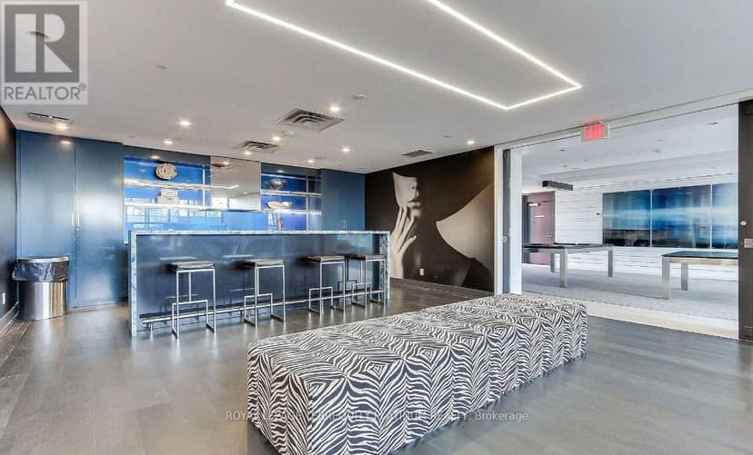 502 - 9471 Yonge Street — photo 31 of 38