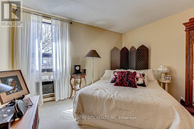 203 - 549 Ridout Street N — photo 16 of 27