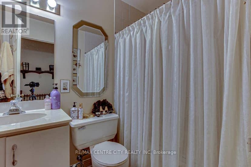 203 - 549 Ridout Street N — photo 18 of 27