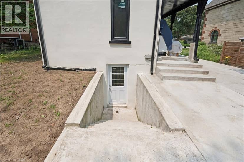 245 LOWTHER Street S — photo 38 of 40