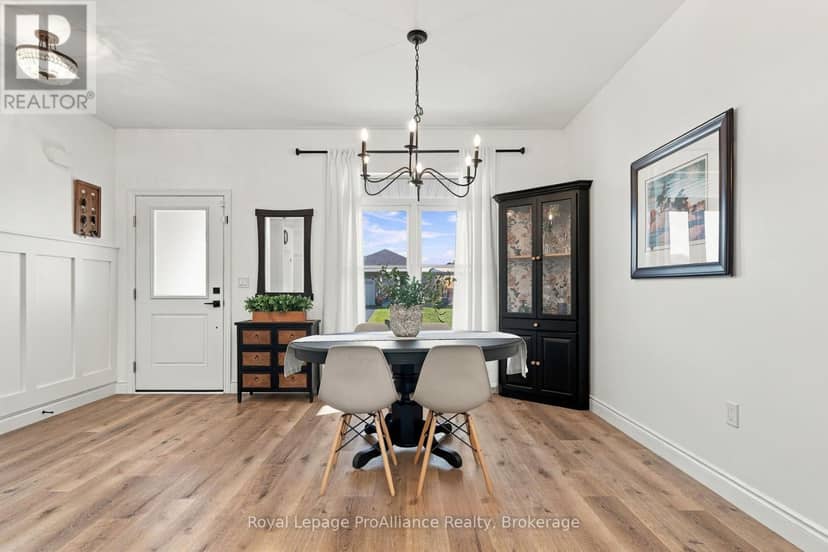 28 Aberdeen Street W — photo 16 of 40
