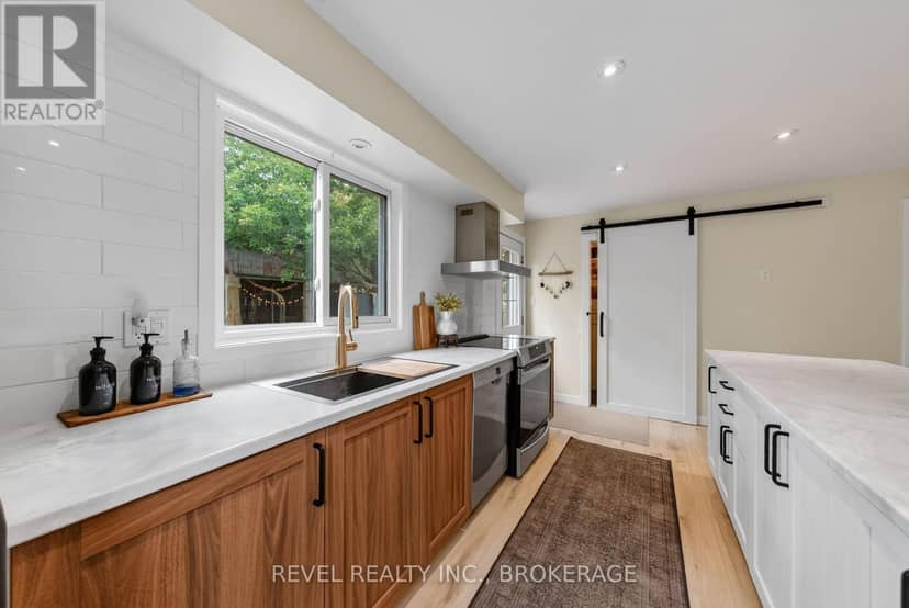 637 Collins Bay Road — photo 14 of 40