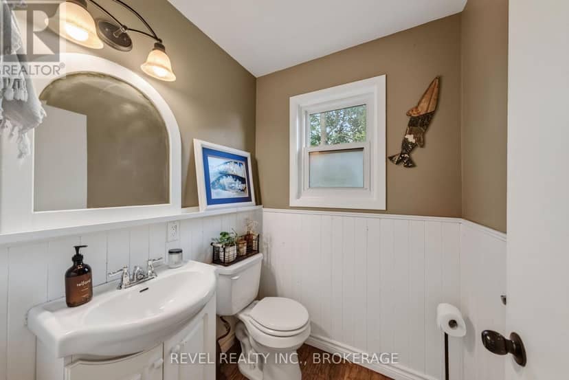 637 Collins Bay Road — photo 11 of 40