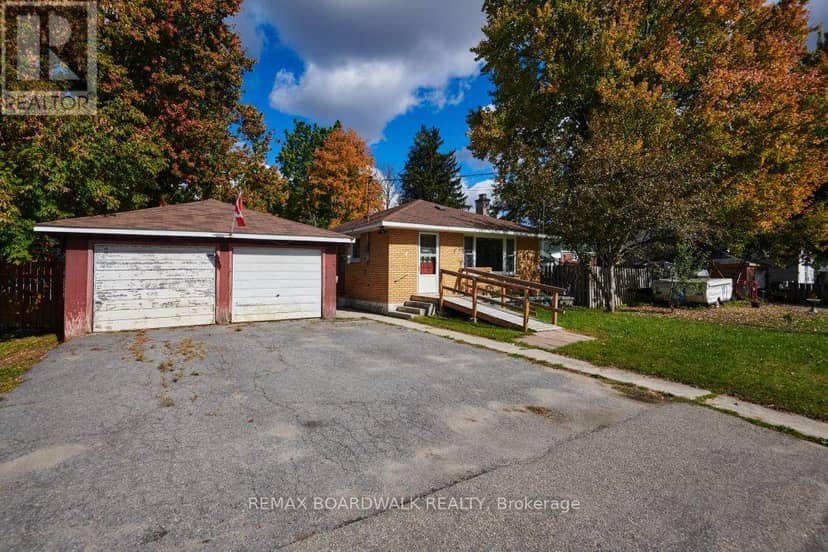 4 Davidson Street W, Smiths Falls, photo 3