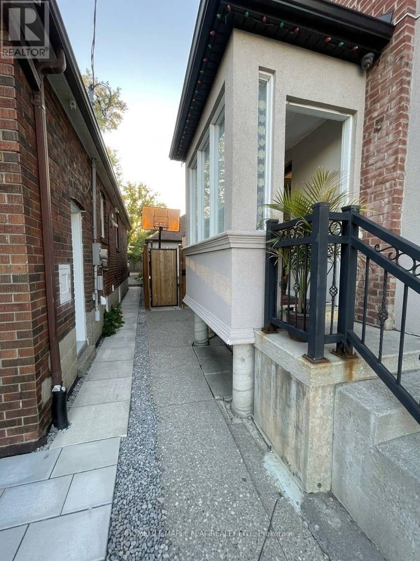 600 Oakwood Avenue, Toronto, photo 2