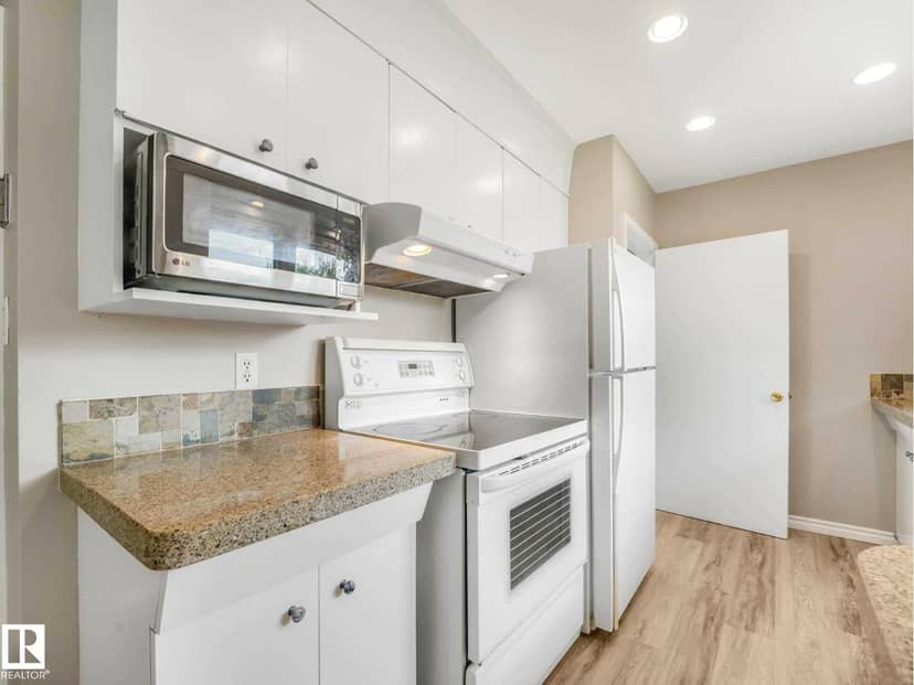 15916 88B AV NW — photo 23 of 40