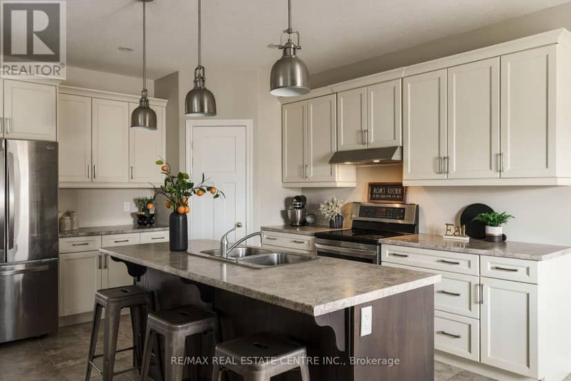 51 Laverty Crescent — photo 5 of 40