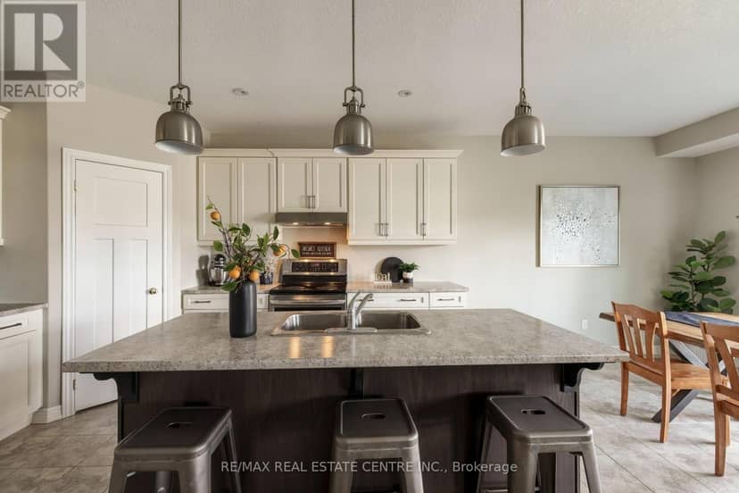 51 Laverty Crescent — photo 8 of 40