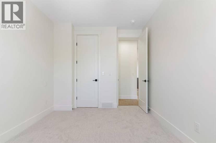528 52 Avenue SW — photo 30 of 40