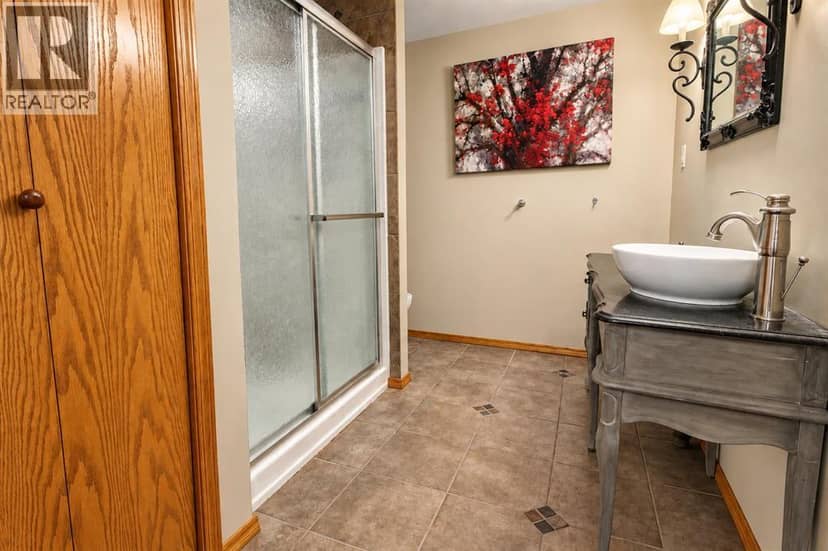 101 Dickenson Crescent — photo 39 of 40