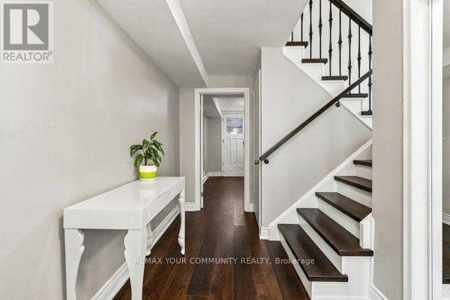 2 Munhall Road, Toronto, photo 4