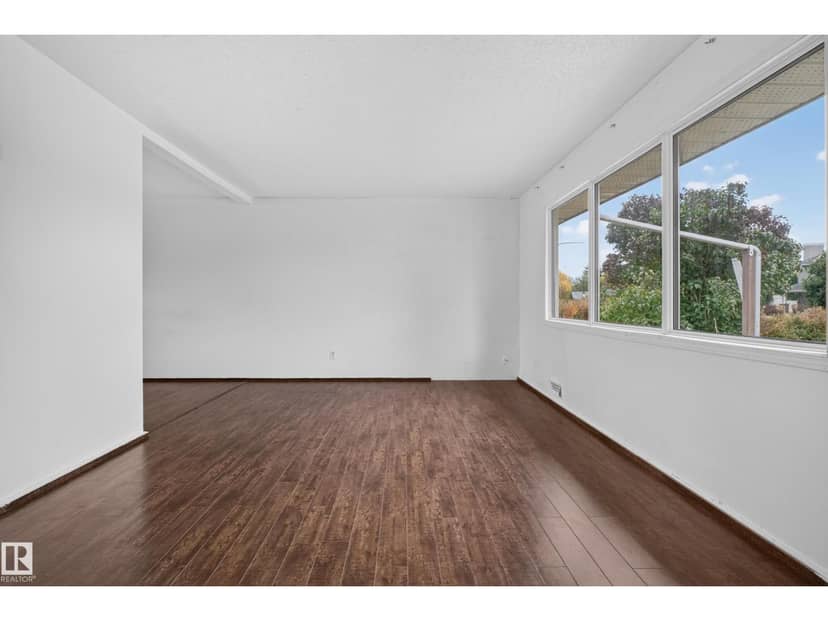 5504 105 AV NW — photo 16 of 40