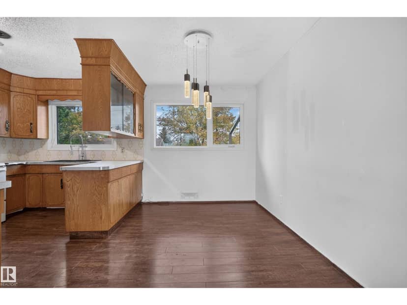 5504 105 AV NW — photo 21 of 40
