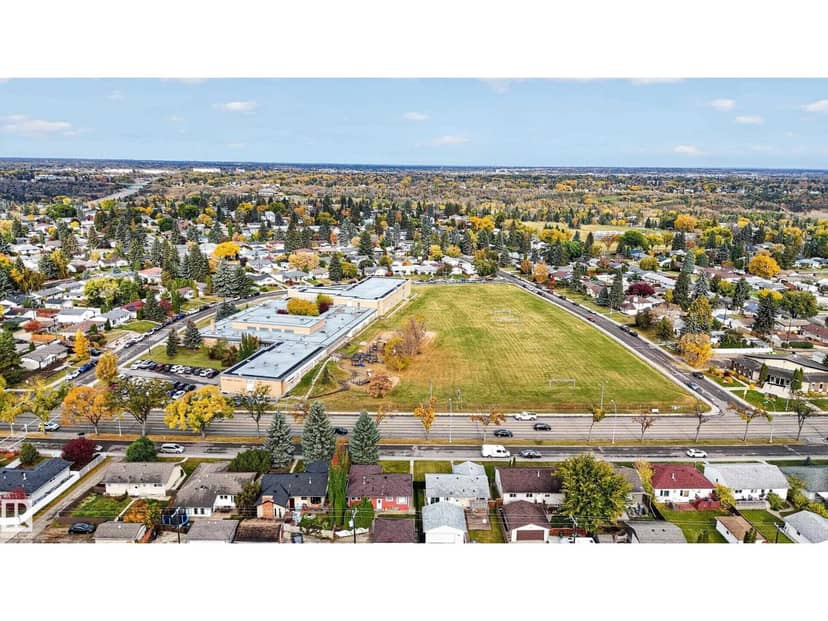5504 105 AV NW — photo 9 of 40