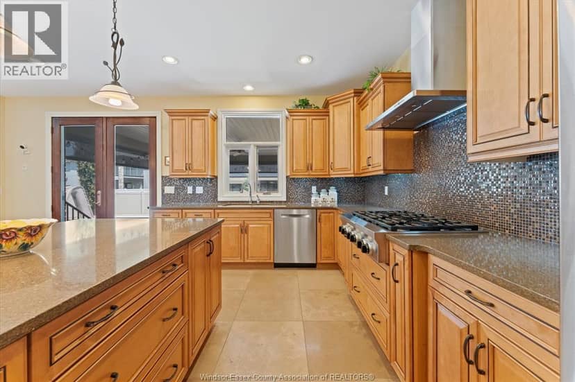 1108 Regency Crescent — photo 11 of 40