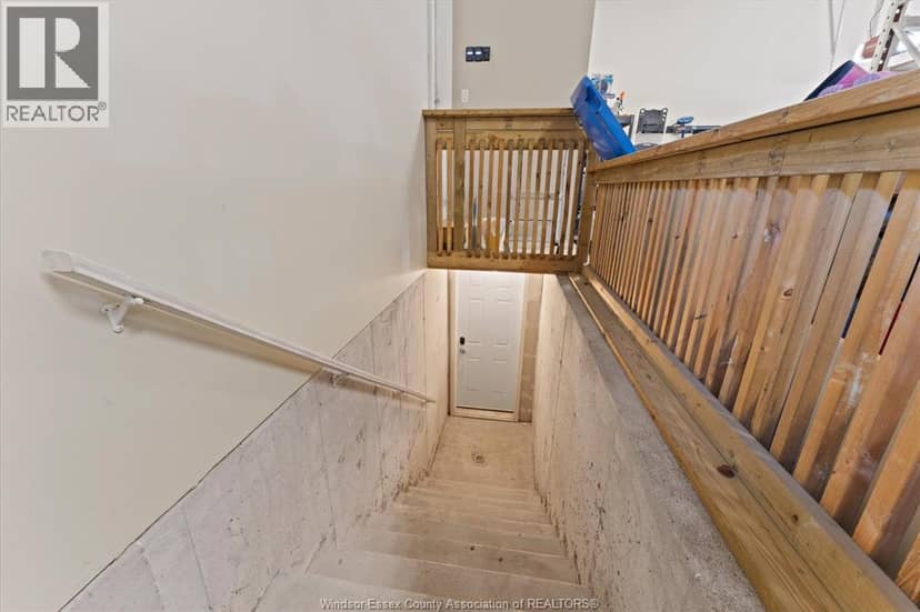 1108 Regency Crescent — photo 35 of 40