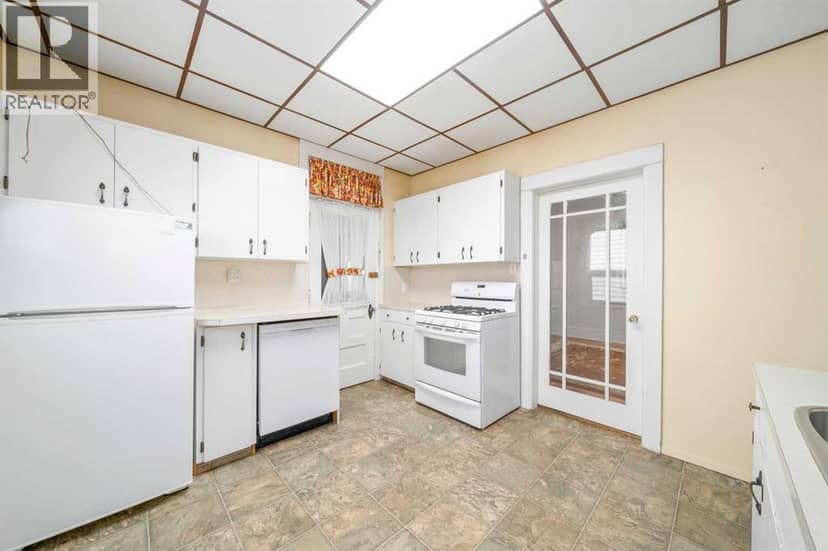 362 7 Street SE — photo 10 of 38