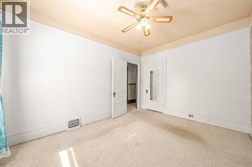 362 7 Street SE — photo 18 of 38