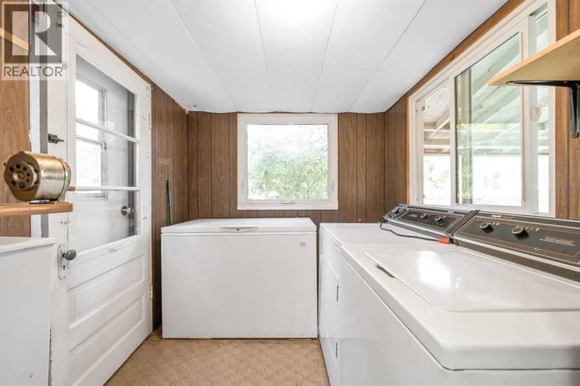 362 7 Street SE — photo 14 of 38