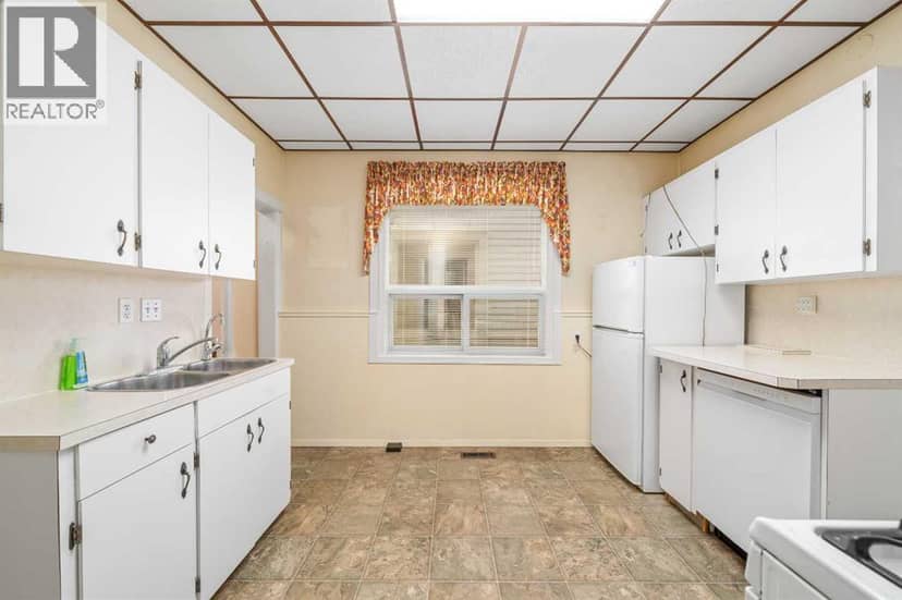 362 7 Street SE — photo 12 of 38
