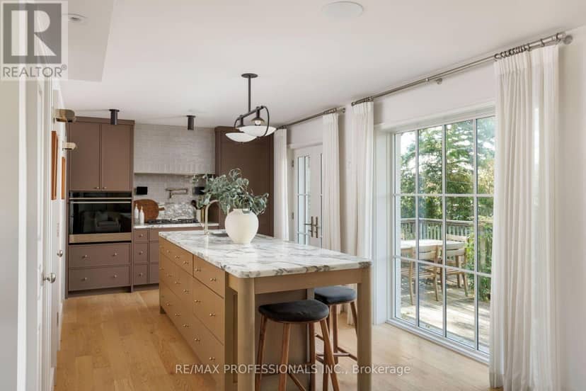8 Glenn Murray Drive — photo 1 of 40