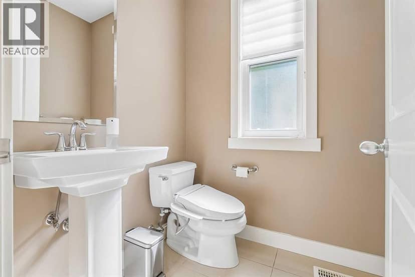 30 Ascot Crescent SW — photo 18 of 40