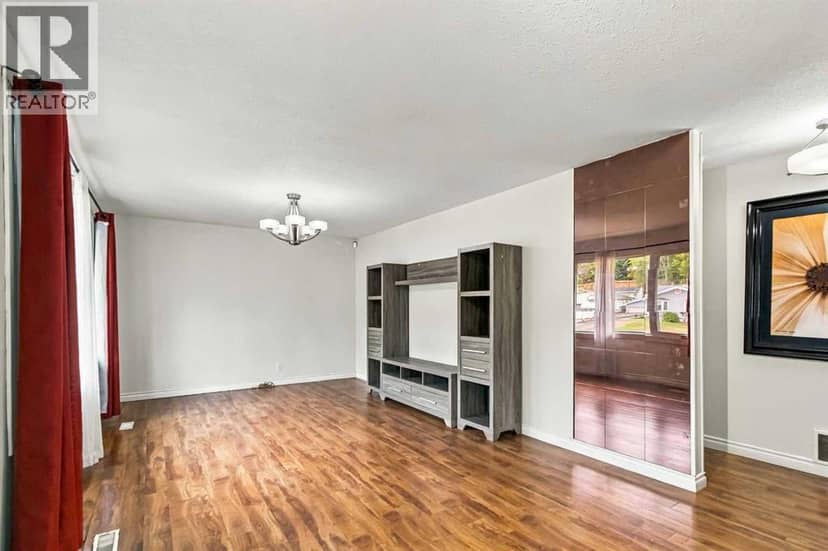34 Alberta Drive — photo 9 of 40