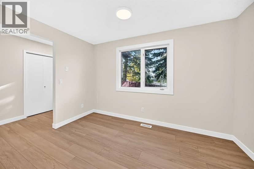 18 Dalhousie Crescent NW — photo 14 of 35