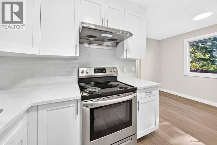 18 Dalhousie Crescent NW — photo 12 of 35