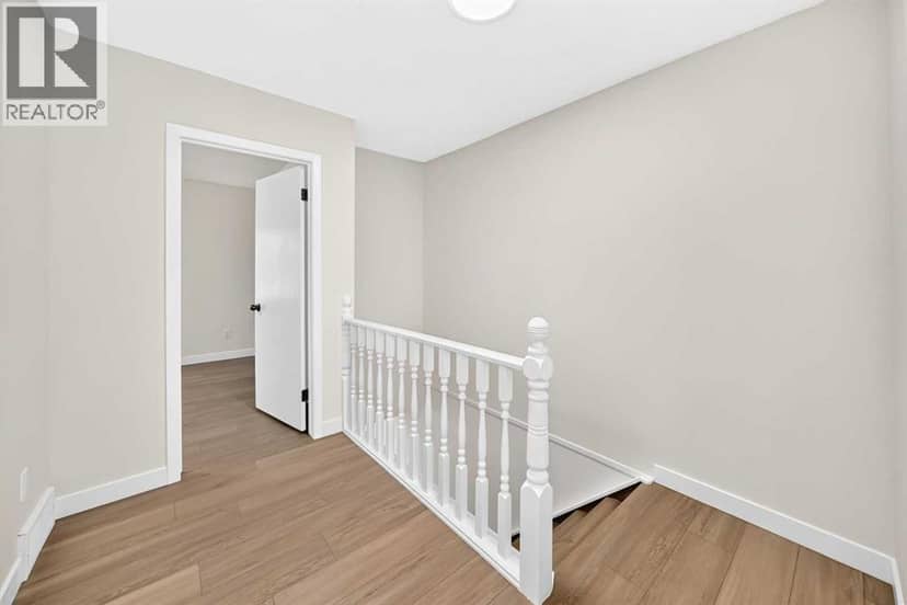 18 Dalhousie Crescent NW — photo 19 of 35