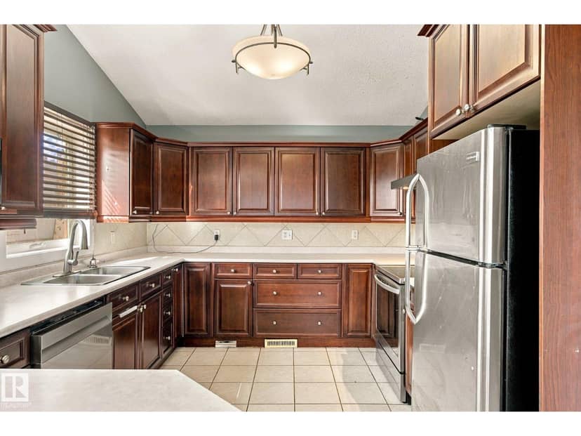 8402 96 ST — photo 13 of 40