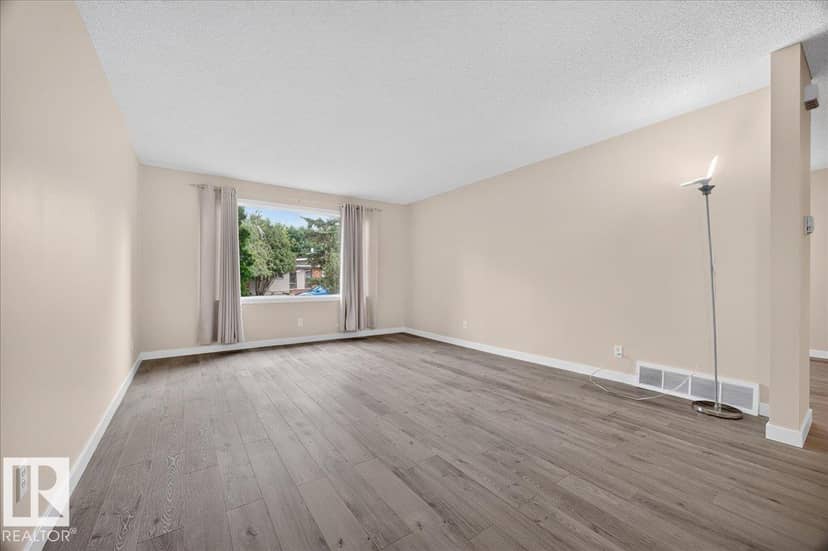 6703 32 AV NW — photo 10 of 40
