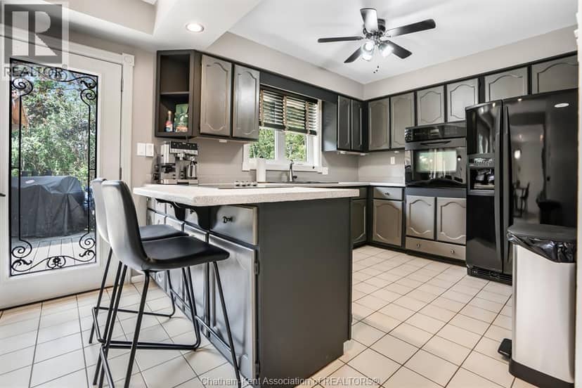 74 University Drive — photo 9 of 40
