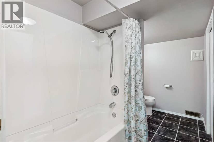 7 Woodgreen Crescent SW — photo 37 of 40