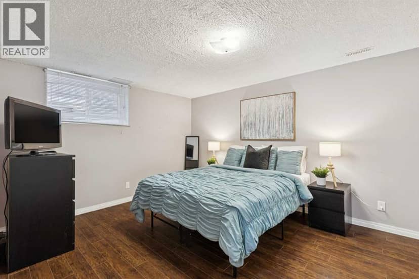 7 Woodgreen Crescent SW — photo 36 of 40