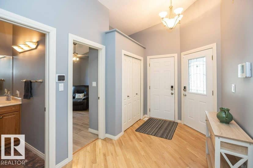 4720 47 ST — photo 13 of 40