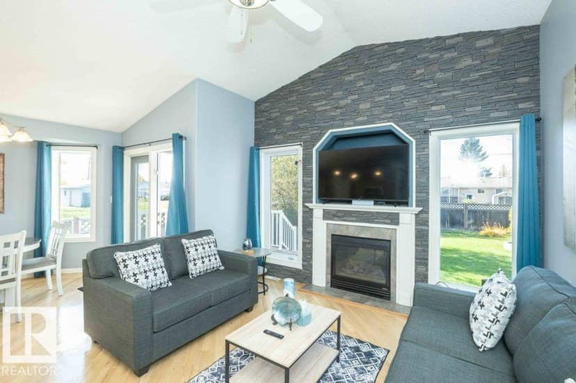 4720 47 ST — photo 16 of 40