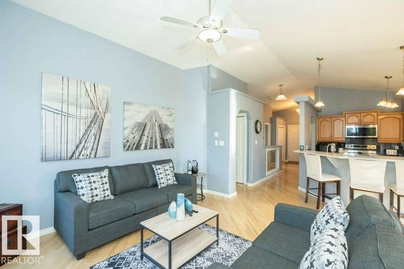4720 47 ST — photo 17 of 40